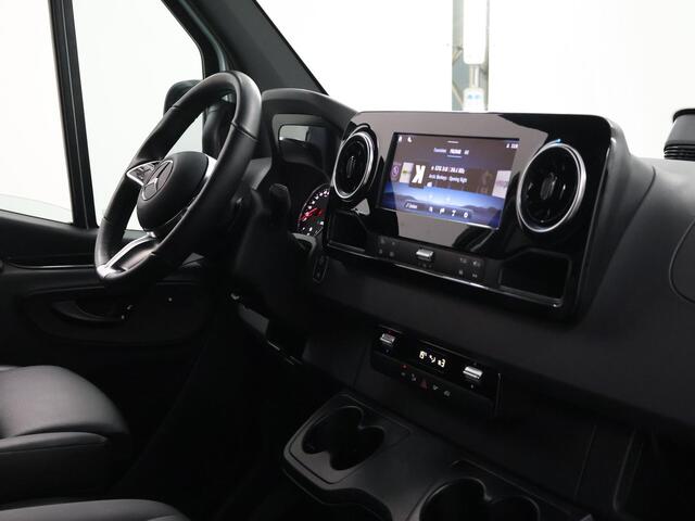 Mercedes-Benz SPRINTER 319 CDI | Aut. | L2 H1 | Select | Distronic | 3500 KG Trekhaak | 17" Lichtmetalen Wielen | Navigatie | Parkeercamera | LED Koplampen | Vloer+Zijwanden | Certified