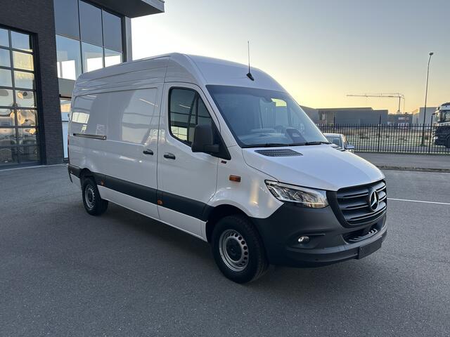 Mercedes-Benz SPRINTER 317 CDI L2 H2 Pro LED / MBUX / Navigatie / Camera / Parkeersensoren / Cruise control / 270 Graden achterdeuren
