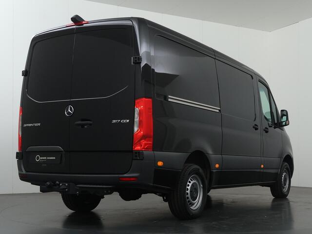 Mercedes-Benz SPRINTER 317 CDI | L2 H1 | PRO | AUTOMAAT | 3500 KG. AHW | ACHTERUITRIJCAMERA | CRUISE CONTROL | TREKHAAK | BETIMMERDE LAADRUIMTE | DIEP ZWART | 3-ZITS | LICHT -/ REGEN SENSOR | CARPLAY | ANDROID AUTO | CERTIFIED