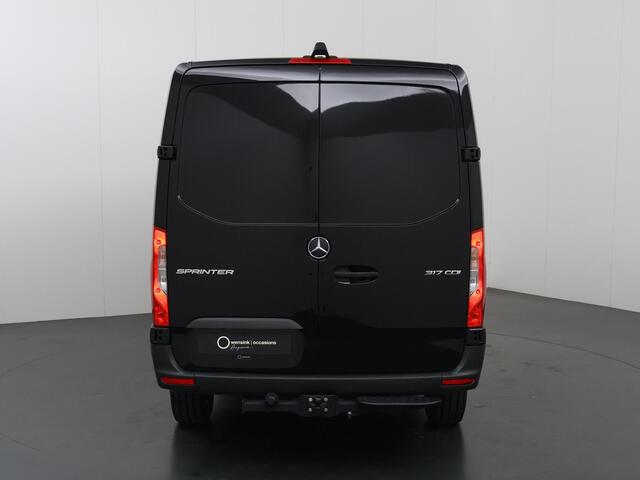 Mercedes-Benz SPRINTER 317 CDI | L2 H1 | PRO | AUTOMAAT | 3500 KG. AHW | ACHTERUITRIJCAMERA | CRUISE CONTROL | TREKHAAK | BETIMMERDE LAADRUIMTE | DIEP ZWART | 3-ZITS | LICHT -/ REGEN SENSOR | CARPLAY | ANDROID AUTO | CERTIFIED