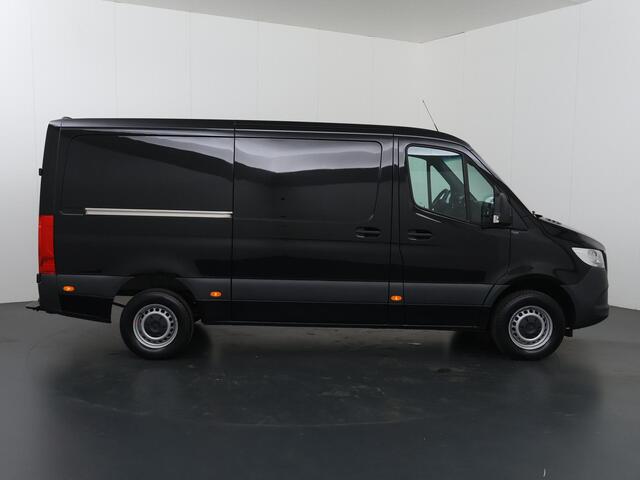 Mercedes-Benz SPRINTER 317 CDI | L2 H1 | PRO | AUTOMAAT | 3500 KG. AHW | ACHTERUITRIJCAMERA | CRUISE CONTROL | TREKHAAK | BETIMMERDE LAADRUIMTE | DIEP ZWART | 3-ZITS | LICHT -/ REGEN SENSOR | CARPLAY | ANDROID AUTO | CERTIFIED