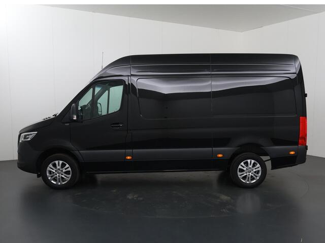 Mercedes-Benz SPRINTER 319 CDI 190 PK | L2 H2 | AUTOMAAT | PRO | LED | KUNSTLEDER ZWART BEKLEDING | CAMERA | BETIMMERDE LAADRUIMTE | CARPLAY EN ANDROID AUTO | CRUISE | AIRCO | 17" LICHTMETALEN VELGEN | LUCHTGEVEERDE BESTUURDERSSTOEL