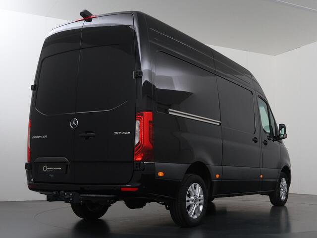 Mercedes-Benz SPRINTER 317 CDI | Aut. | L2 H2 | Pro | 3500 KG. Trekhaak | | 3 zits | Stoelverwarming | Achteruitrijcamera | Vloer en Wand betimmering | LM Velgen | Trekhaak | Climate Control | LED Koplampen | Certified