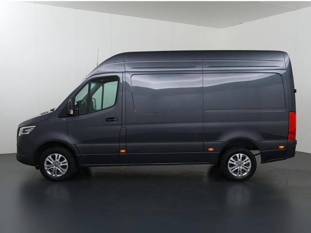 Mercedes-Benz SPRINTER 319 CDI 190 PK | L2 H2 | AUTOMAAT | PRO | LED | KUNSTLEDER ZWART BEKLEDING | CAMERA | BETIMMERDE LAADRUIMTE | CARPLAY EN ANDROID AUTO | CRUISE | AIRCO | 17" LICHTMETALEN VELGEN | LUCHTGEVEERDE BESTUURDERSSTOEL