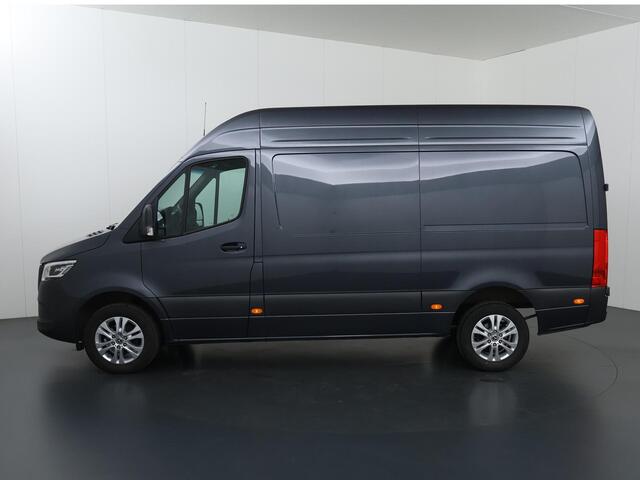 Mercedes-Benz SPRINTER 319 CDI 190 PK | L2 H2 | AUTOMAAT | PRO | LED | KUNSTLEDER ZWART BEKLEDING | CAMERA | BETIMMERDE LAADRUIMTE | CARPLAY EN ANDROID AUTO | CRUISE | AIRCO | 17" LICHTMETALEN VELGEN | LUCHTGEVEERDE BESTUURDERSSTOEL