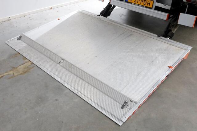 Mercedes-Benz SPRINTER 317 CDI 170pk 9G Automaat Bakwagen met laadklep H232cm 12-2023