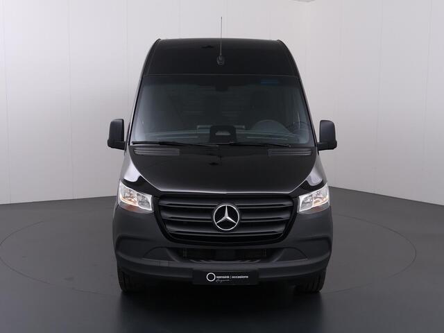 Mercedes-Benz SPRINTER 317 CDI | AUT. | L2 H2 | PRO | ACHTERUITRIJCAMERA | CRUISE CONTROL | BETIMMERDE LAADRUIMTE | DIEP ZWART | 3-ZITS | LICHT -/ REGEN SENSOR | CARPLAY | ANDROID AUTO | CERTIFIED
