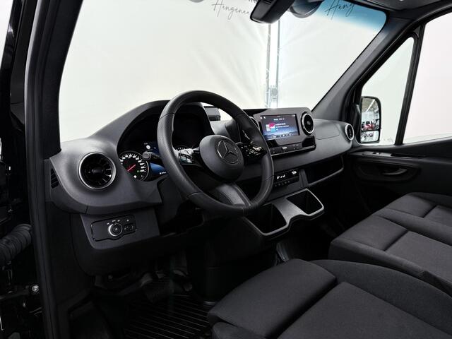 Mercedes-Benz SPRINTER 317 CDI | AUT. | L2 H2 | PRO | ACHTERUITRIJCAMERA | CRUISE CONTROL | BETIMMERDE LAADRUIMTE | DIEP ZWART | 3-ZITS | LICHT -/ REGEN SENSOR | CARPLAY | ANDROID AUTO | CERTIFIED