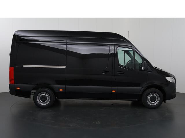 Mercedes-Benz SPRINTER 315 CDI | L2 H2 | RWD | Aut. | PRO | BPM VRIJ! | ACHTERUITRIJCAMERA | 3500 KG AHW | DODEHOEKASSISTENT | AIRCO | CRUISE | CARPLAY | ANDROID AUTO | METALLIC | 3-ZITS | MBUX SYSTEEM GROOT