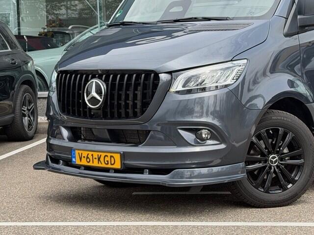 Mercedes-Benz SPRINTER 319 1.9 CDI L2 Night Edition l Distronic l LED High Performance l Geveerde best. stoel l MBUX l Smartphone Integratie l Trekhaak 3,5 t l PTS l Betimmerd l Stoelvewarming l Tweezitsbank l Airconditioning l Dode hoek assistent l Winterpakket l PANAMERCANA G