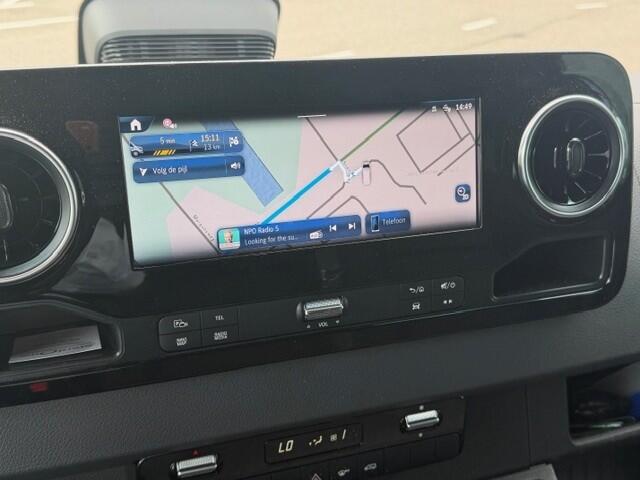 Mercedes-Benz SPRINTER 319 1.9 CDI L2 Night Edition l Distronic l LED High Performance l Geveerde best. stoel l MBUX l Smartphone Integratie l Trekhaak 3,5 t l PTS l Betimmerd l Stoelvewarming l Tweezitsbank l Airconditioning l Dode hoek assistent l Winterpakket l PANAMERCANA G