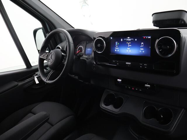 Mercedes-Benz SPRINTER 315 CDI | L2 H2 | RWD | Aut. | PRO | BPM VRIJ! | ACHTERUITRIJCAMERA | 3500 KG AHW | DODEHOEKASSISTENT | AIRCO | CRUISE | CARPLAY | ANDROID AUTO | METALLIC | 3-ZITS | MBUX SYSTEEM GROOT