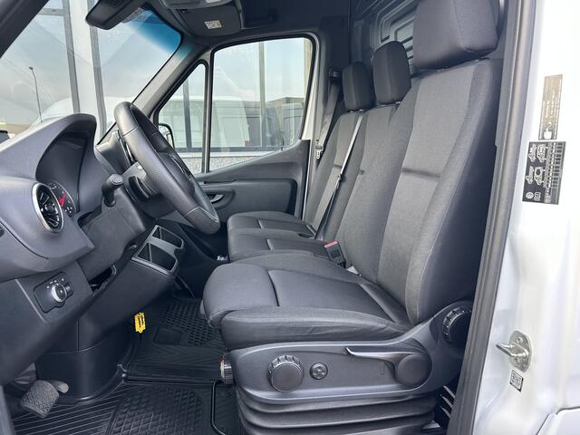 Mercedes-Benz SPRINTER 315 CDI L2 H2 RWD PRO / 2800KG Trekhaak / LED / MBUX / Navigatie / Camera / Cruise control / Airco