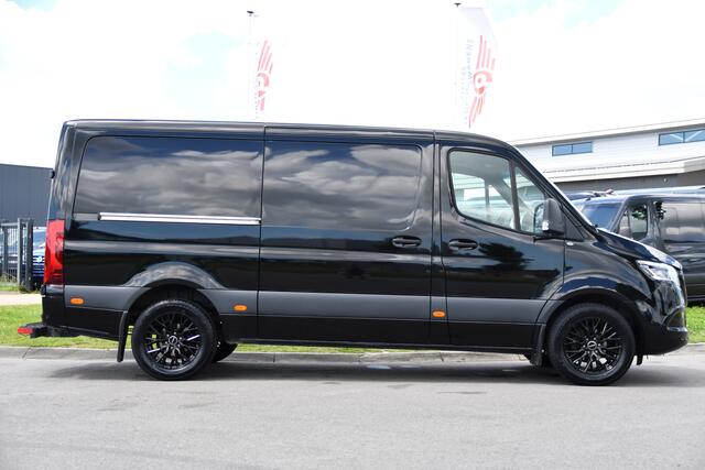 Mercedes-Benz SPRINTER 317 1.9 CDI L2H1 RWD Black Edition Adaptieve Cruise, Camera, LED, Carplay, 3500kg Trekhaak, Stoelverwarming, Standkachel, Softclose, Automaat, Uniek!