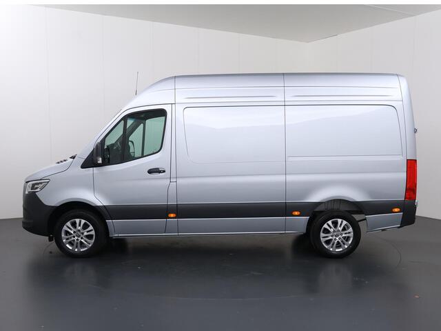 Mercedes-Benz SPRINTER 319 CDI 190 PK | L2 H2 | AUTOMAAT | PRO | LED | KUNSTLEDER ZWART BEKLEDING | CAMERA | BETIMMERDE LAADRUIMTE | CARPLAY EN ANDROID AUTO | CRUISE | AIRCO | 17" LICHTMETALEN VELGEN | LUCHTGEVEERDE BESTUURDERSSTOEL
