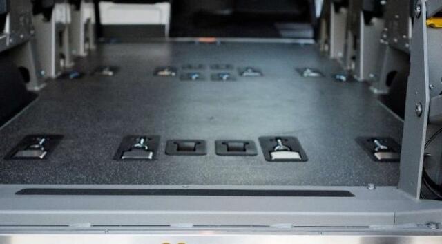 Mercedes-Benz SPRINTER FIT5 vloer: 8 klapstoelen, 4 rolstoelplekken