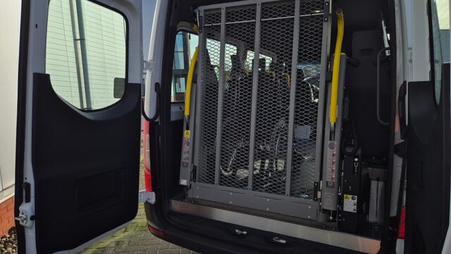 Mercedes-Benz SPRINTER FIT5 vloer: 8 klapstoelen, 4 rolstoelplekken