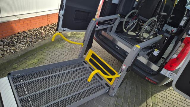Mercedes-Benz SPRINTER FIT5 vloer: 8 klapstoelen, 4 rolstoelplekken