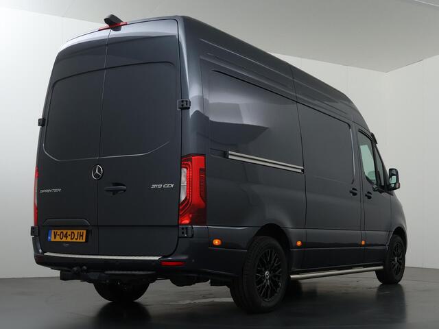 Mercedes-Benz SPRINTER 319 CDI | AUT. | L2 H2 | RWD | NL AUTO | DEALER ONDERHOUDEN | LUCHTVERING | TREKHAAK | LED | GROOT NAVIGATIE | ACHTERUITRIJCAMERA | BETIMMERDE LAADRUIMTE COMPLEET | CERTIFIED