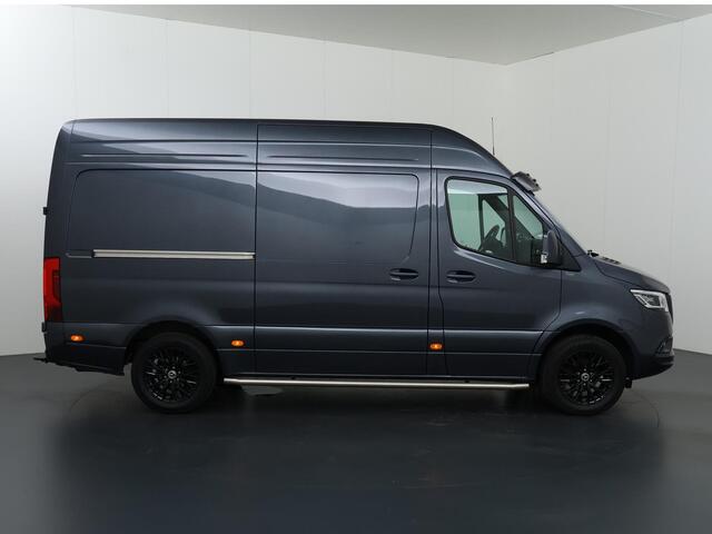 Mercedes-Benz SPRINTER 319 CDI | AUT. | L2 H2 | RWD | NL AUTO | DEALER ONDERHOUDEN | LUCHTVERING | TREKHAAK | LED | GROOT NAVIGATIE | ACHTERUITRIJCAMERA | BETIMMERDE LAADRUIMTE COMPLEET | CERTIFIED
