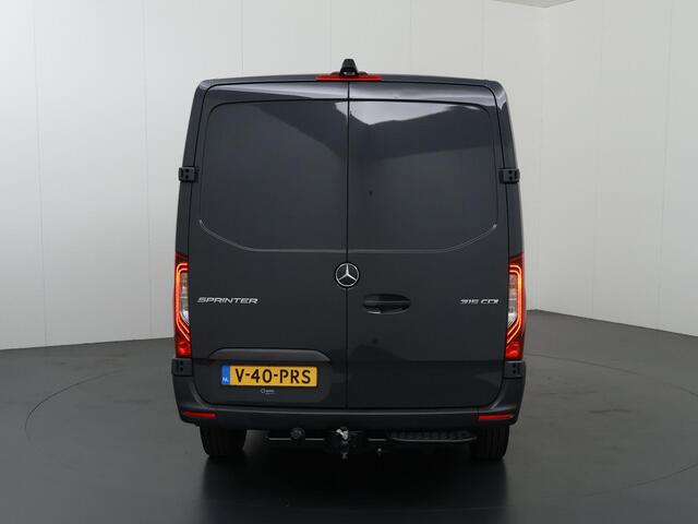 Mercedes-Benz SPRINTER 315 CDI | L2 H1 | AUTOMAAT | RWD | LED LAMPEN | KUNSTLEDER ZWART | TREKHAAK | ACHTERUITRIJCAMERA | MULTIFUNCIONEEL STUURWIEL | ZWARTGRIJS | CRUISE CONTROL | CERTIFIED