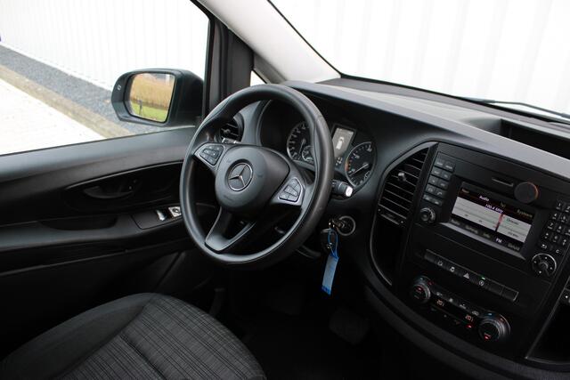 Mercedes-Benz VITO 116 CDI Extra Lang DC Comfort 6 P. | Incl. 12 maanden garantie | Trekhaak met 2000 kg trekgewicht | Achteruitrijcamera | Parkeersensoren | Cruise controle | Navigatie | Climate controle | Getinte ramen | Sidebar | Dakrails |