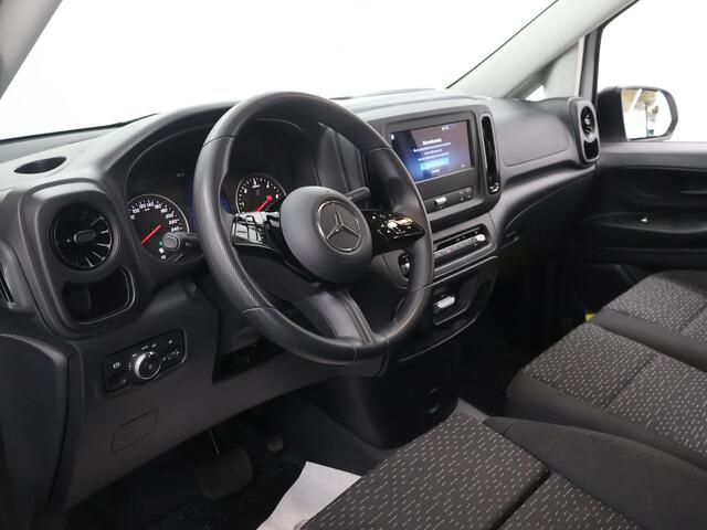 Mercedes-Benz VITO 116 CDI | L2 | PRO | AUT. | 160 PK | ACHTERUITRIJCAMERA | 2500 KG TREKHAAK | CRUISE CONTROL | AIRCO | DODEHOEKDETECTIE | NAVIGATIE | 3-ZITS | COMFORT CHAUFFEURSSTOEL