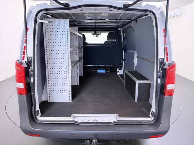 Mercedes-Benz VITO 114CDI 136pk AUT-7 Lang Trekhaak Euro-6 Airco Cruise Control Bluetooth Lane Asist Pdc Betonplex Vloer Wandbetimmering Kast inbouw Achter+Geblindeerde-Raam Schuifdeur 1e Eigenaar 2.000KG Trekgewicht Nette Bus!