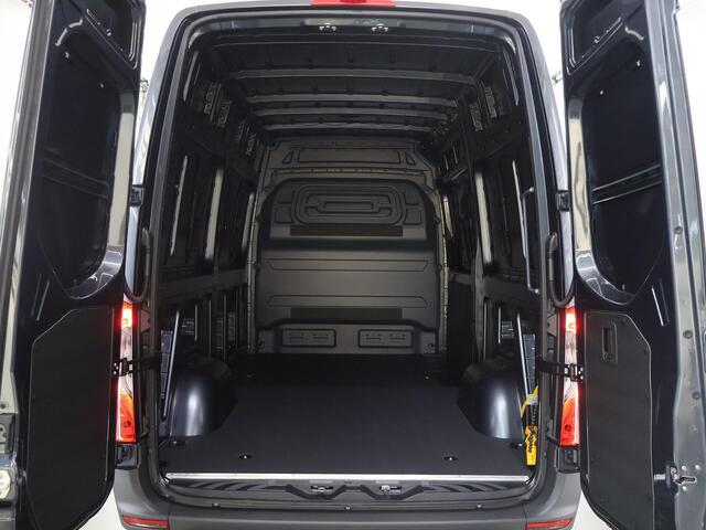 Mercedes-Benz eSprinter 414 GB L2 H2 PRO | 81 kWh | 4250 GVW | Smartphone integratie pakket | 2000 KG Trekhaak | Cruise-Controle | MBUX | Achteruitrijcamera | DC laden 115 kW |
