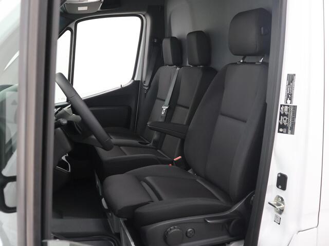 Mercedes-Benz eSprinter 414 L2 H2 RWD PRO 81kWh | TREKHAAK | STOELVERWARMING | CARPLAY / ANDROID AUTO | STANDKACHEL | OPSTAP TOT ACHTERDEUREN | DODEHOEKDETECTIE | 3-ZITS | 115 KW SNELLADEN | ACHTERUITRIJCAMERA