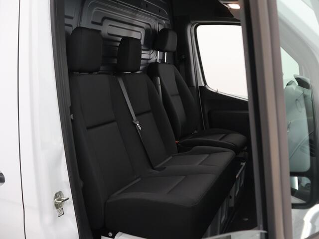 Mercedes-Benz eSprinter L2 H2 | 55 kWh | ACHTERUITRIJCAMERA | STOELVERWARMING | AIRCO | DAB+ RADIO | COMPLETE LAADRUIMTE BETIMMERING | OPSTAP TOT LAADRUIMTE | STOEL - STOEL COMFORT