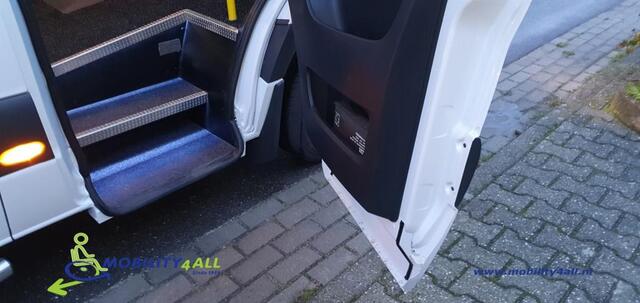 Mercedes-Benz eSprinter 9-persoons rolstoelbus L3 / 115kw / 4250kg / VOORRAAD