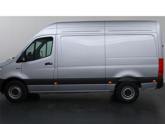 Mercedes-Benz eSprinter 314 L2 H2 PRO | 81 kWh | 100% elektrisch | 2000kg Trekhaak | 115Kw/u DC Snelladen | Smartphone integratie pakket | Carplay | Camera | Comfort bestuurdersstoel |
