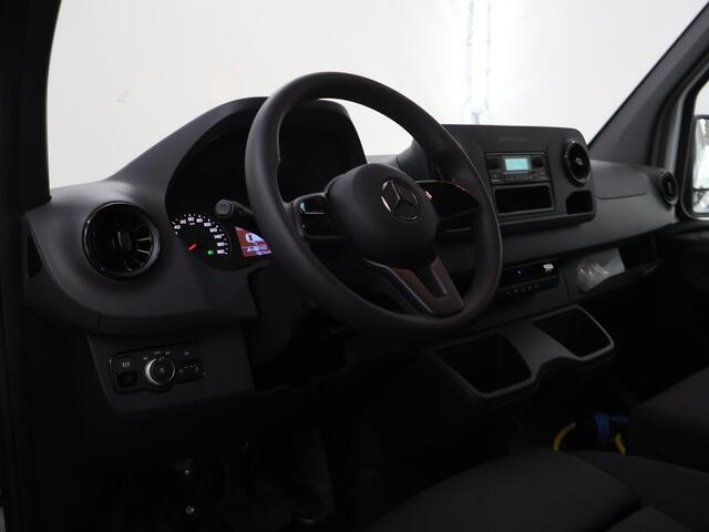 Mercedes-Benz eSprinter L2 H2 | 55 kWh | ACHTERUITRIJCAMERA | STOELVERWARMING | AIRCO | DAB+ RADIO | OPSTAP TOT LAADRUIMTE | 3-ZITS | COMFORT