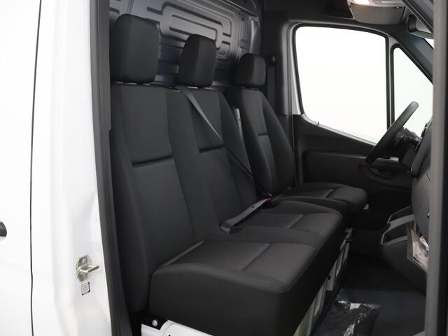 Mercedes-Benz eSprinter L2 H2 | 55 kWh | ACHTERUITRIJCAMERA | STOELVERWARMING | AIRCO | DAB+ RADIO | OPSTAP TOT LAADRUIMTE | 3-ZITS | COMFORT