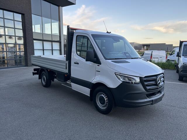 Mercedes-Benz eSprinter 320 L2 Select 81kWh / Snel laden 115kw / Open laadbak / Trekhaak / Distronic / MBUX / Smartphone-intergratie / Camera