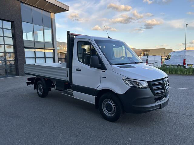 Mercedes-Benz eSprinter 320 L2 Select 81kWh / Snel laden 115kw / Open laadbak / Trekhaak / Distronic / MBUX / Smartphone-intergratie / Camera