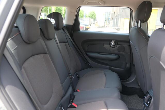 Mini CLUBMAN 1.5 102pk One | Airco | 18" velgen | PDC | Stoelverwarming