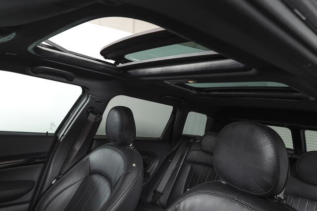 Mini CLUBMAN 2.0 JCW ALL4 Chili | S/K-Panodak | Adapt. Cruise | Stoelverw. | PDC | Camera | NAV + App.Connect | ECC | Harman Kardon | LM 19" |
