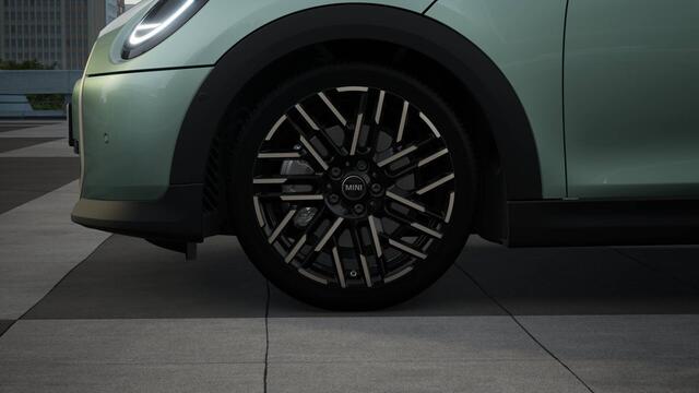 Mini COOPER Hatchback C Automaat / Favoured / Pakket M / 18 inch Night Flash Spoke 2-tone