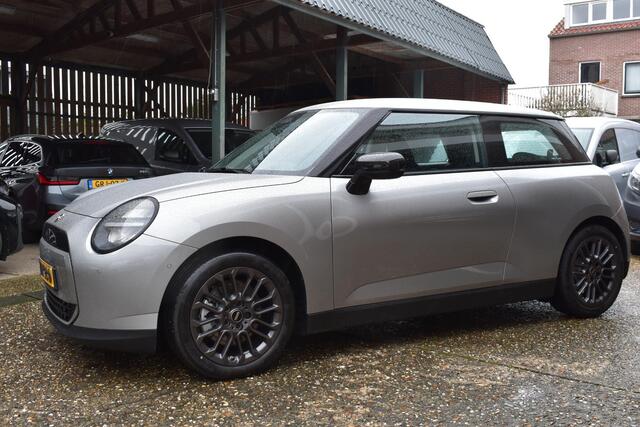 Mini COOPER 2025 E Essential XS 40.7 kWh 2025 NIEUW 36-KM!! 17'inch Volledige BMW dealer garantie