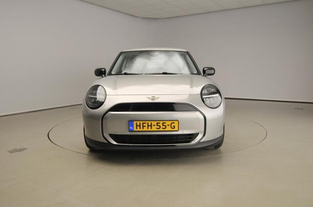 Mini COOPER 3-deurs E Driving assist / Park assist / LED / DAB / Alu wielen 17 inch