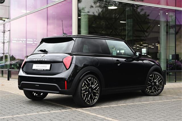 Mini COOPER Hatchback C Automaat / Favoured Trim / Pakket L / 18 inch Night Flash Spoke 2-tone