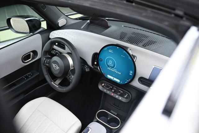 Mini COOPER Hatchback C Automaat / Favoured Trim / Pakket L / 18 inch Night Flash Spoke 2-tone