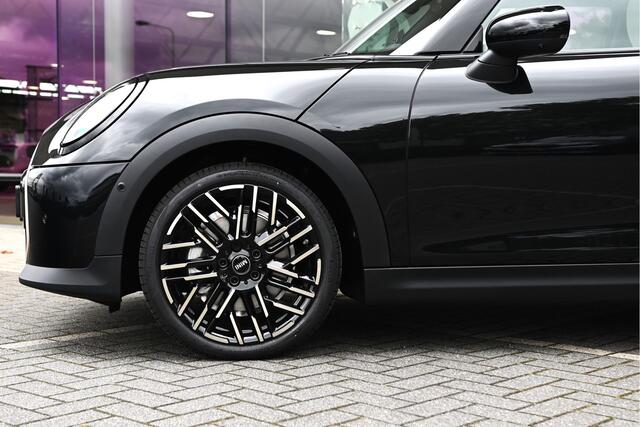 Mini COOPER Hatchback C Automaat / Favoured Trim / Pakket L / 18 inch Night Flash Spoke 2-tone