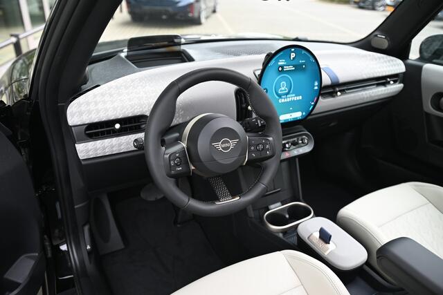 Mini COOPER Hatchback C Automaat / Favoured Trim / Pakket L / 18 inch Night Flash Spoke 2-tone