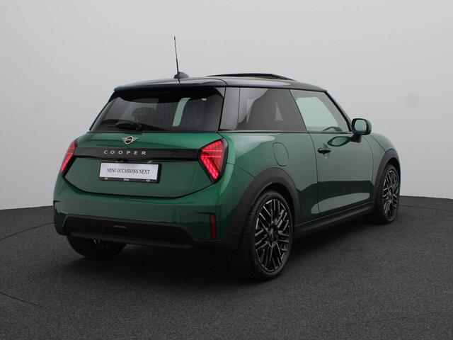 Mini COOPER 3-deurs | Favoured Trim + Package XL + Panoramadak + Harman Kardon + Driving Assistent + Led + Camera + 18''