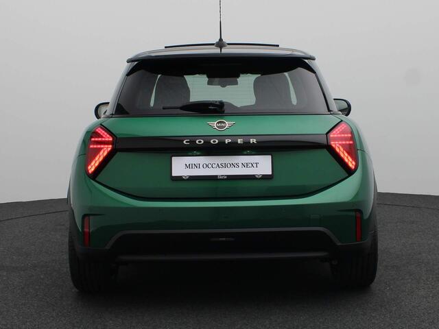 Mini COOPER 3-deurs | Favoured Trim + Package XL + Panoramadak + Harman Kardon + Driving Assistent + Led + Camera + 18''