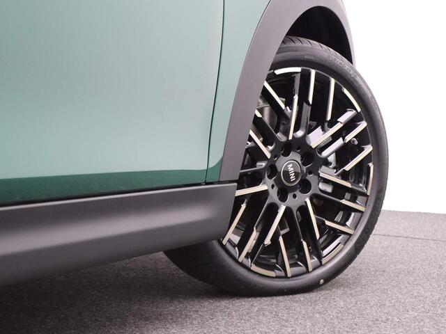 Mini COOPER 3-deurs | Favoured Trim + Package XL + Panoramadak + Harman Kardon + Driving Assistent + Led + Camera + 18''