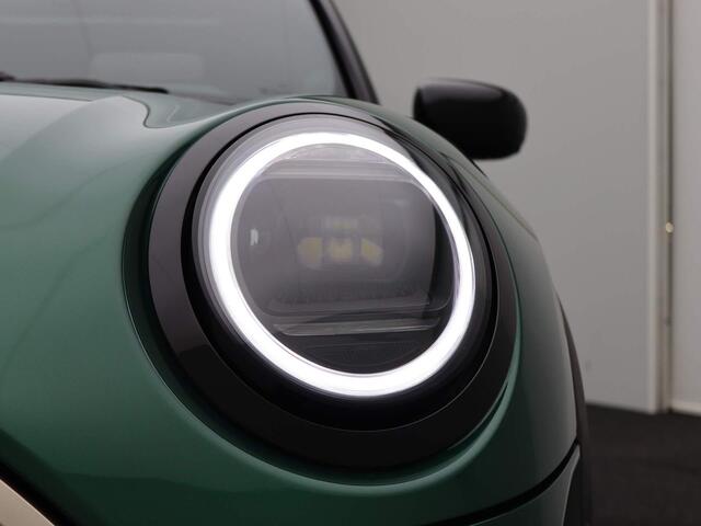 Mini COOPER 3-deurs | Favoured Trim + Package XL + Panoramadak + Harman Kardon + Driving Assistent + Led + Camera + 18''